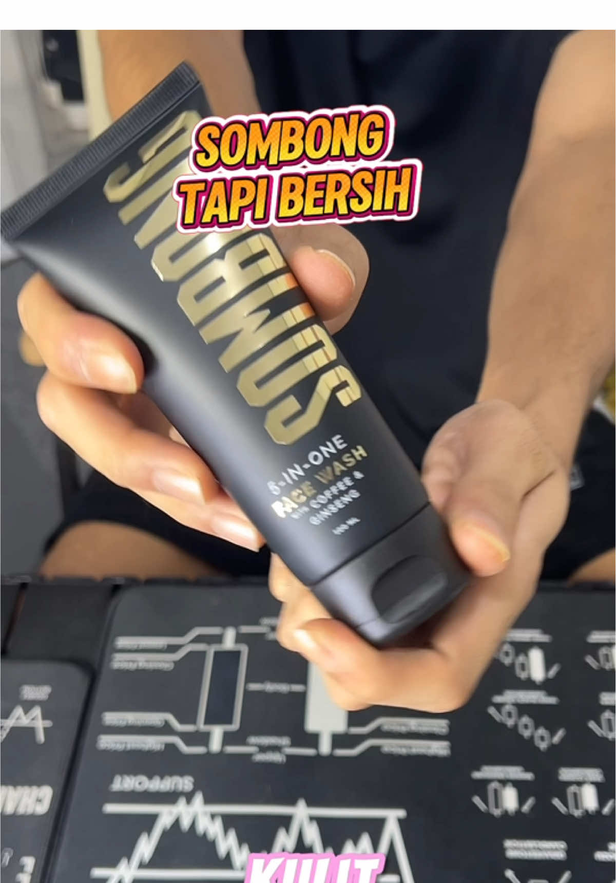 Kenalin SOMBONG 5-in-1 Face Wash with Coffee & Ginseng. Face wash serba bisa buat lo yang pengin tampil segar tanpa ribet. Bersihin pori, mencerahkan, nurunin minyak, dan kasih efek dingin yang tahan 24 jam. Diperkaya niacinamide, ginseng, caffeine, dan menthol yang bikin kulit bersih, sehat, dan siap tampil maksimal. Praktis, maskulin, dan bikin lo percaya diri setiap hari. Tambahin ke keranjang kuning sekarang.