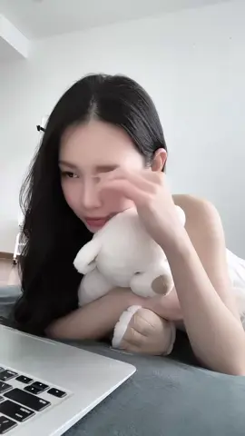 đời này, có 2 điều không thể làm qua loa : một là, tìm được công việc mình yêu thích. hai là, tìm được đúng người để yêu.