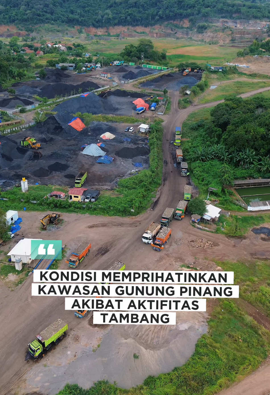 [Berita Serang] Kondisi memprihatinkan terjadi di kawasan gunung pinang yang terletak di Kecamatan Kramatwatu, Kabupaten Serang. yang terus menerus melakukan aktifitas tambang yang berpotensi mengakibatkan kerusakan alam. Terlihat beberapa kendaraan besar pengangkut hasil tambang berbaris tanpa SOP yang dipatuhi seperti menggunakan penutup dan muatan tidak berlebih, tentunya aktifitas ini sangat merugikan masyarakat sekitar kawasan gunung pinang dan pengguna jalan.  Semoga ada tindakan yang efektif dan nyata dari lembaga pemangku kebijakan baik Provinsi Banten atau Kabupaten Serang. #serangfyp #kabupatenserang #lebihtauserang #infoserang 