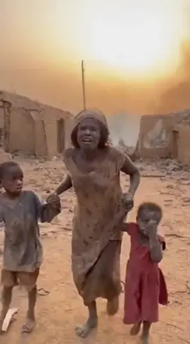 الأمان لأولادها 💔 الخراب وراها... والجوع قدّامها... وما في يد حنونة تمدّ لهم 😔 وين الإنسانية؟ وين الرحمة؟ ناس بتموت بصمت والعالم ساكت... انشرها يمكن توصل لضمير حي 🙏 #السودان_تستغيث #انقذوا_السودان #انسانية_قبل_كل_شي #حكاية_وجع  #صوت_بلا_حدود