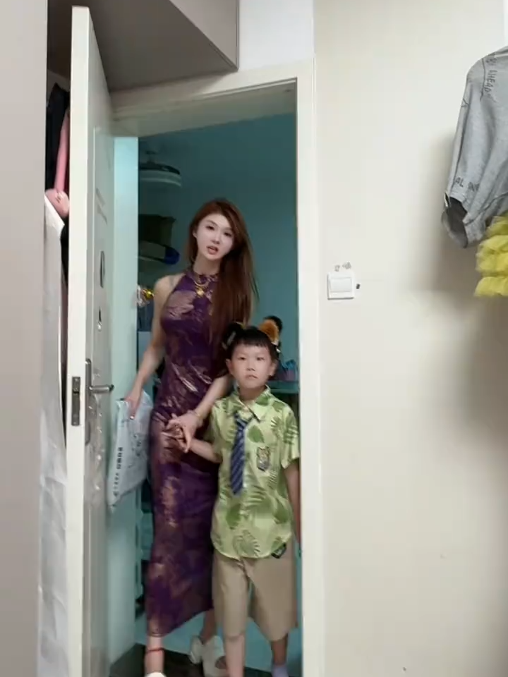 7516569829910826259儿啊！你好好交代清楚后妈裙是什么情况？听说过碎花裙！啥是后妈