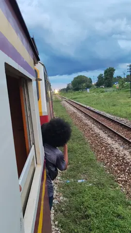 ขบวนรถทักษิณารัถย์ ที่32​ วิ่งผ่านสถานีบ้านดินลาน​ QSY 5213​ ถ่ายเมื่อวันที่27/10/2025 #รถไฟ 