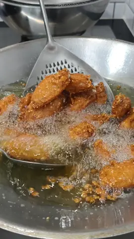 แจกสูตรปีกไก่ทอดงา **สิ่งที่ต้องเตรียม** ปีกกลางไก่ 1/2 กิโลกรัม งาขาว 1 ช้อนโต๊ะ ผงปรุงรส 2 ช้อนชา เกลือป่นเล็กน้อย ซีอิ๊วขาว 1 ช้อนโต๊ะ พริกไทยป่น 1 ช้อนชา แป้งทอดกอบ 3 ช้อนโต๊ะ น้ำเย็นใส่เล็กน้อย #ปันกันปรุง #แจ็คปันกันปรุง #ไก่ทอดงา #ปีกไก่ทอดงา #ห้องครัวtiktok 