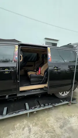 Bình cứu hỏa mini kèm búa phá kính cho ô tô rất cần thiết