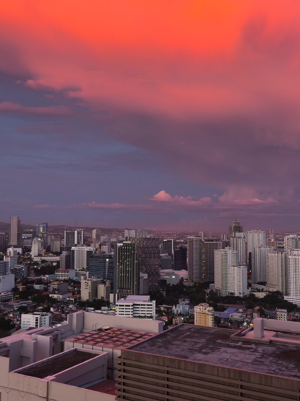 Tonight’s sunset glowed with a haunting beauty, calm, golden, and still. It felt like déjà vu, like the evening before Super Typhoon Odette in 2021, when the sky was quiet, yet the winds were already whispering. A reminder that nature’s peace can be its most powerful warning. #fyp #cebu #weather #typhoon #tino 