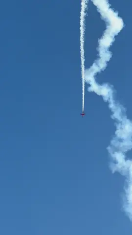 Màn trình diễn vẽ khói trên không quá đặc sắc đến từ pilot #duongquangrc 