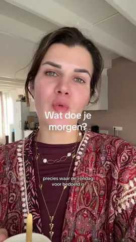 11:00 mijn bed uit gerold en nu op de bank. Perfecte zondag 💅🏼  #zondag #weekend #dertiger #werkweek #fyp  