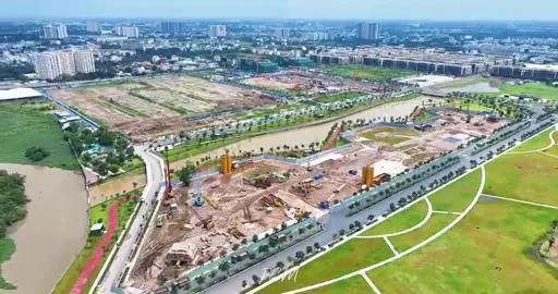 🏗️ CẬP NHẬT TIẾN ĐỘ XÂY DỰNG MASTERI PARK PLACE – THÁNG 10/2025 Hình ảnh thực tế mới nhất cho thấy Masteri Park Place – phân khu cao tầng đầu tiên tại The Global City – đang được triển khai thi công rầm rộ, đồng bộ toàn khu. ✅ Tổng quan công trường:  • Toàn bộ mặt bằng đã được san nền, khoan cọc nhồi và lắp dựng hệ thống tường vây hoàn chỉnh.  • Hàng chục cần trục, máy khoan cọc nhồi và xe chuyên dụng đang hoạt động liên tục trên toàn dự án.  • Liên Phường và trục công viên trung tâm đã hoàn thiện cảnh quan – tạo nên không gian thi công và di chuyển thuận tiện, khô ráo dù đang mùa mưa.     🔥 Tiến độ nhanh và quy mô thi công lớn cho thấy Masterise Homes đang ưu tiên hoàn thiện phân khu cao tầng để kịp bàn giao đúng cam kết.     Dự án không chỉ là “điểm sáng đầu tiên” tại The Global City mà còn là bước khởi đầu cho chuỗi sản phẩm Masteri Collection – chuẩn sống quốc tế tại trung tâm TP.HCM. #MasteriParkPlace #MasteriseHomes #TheGlobalCity #TienDoXayDung #KhuDoThiQuocTe    #