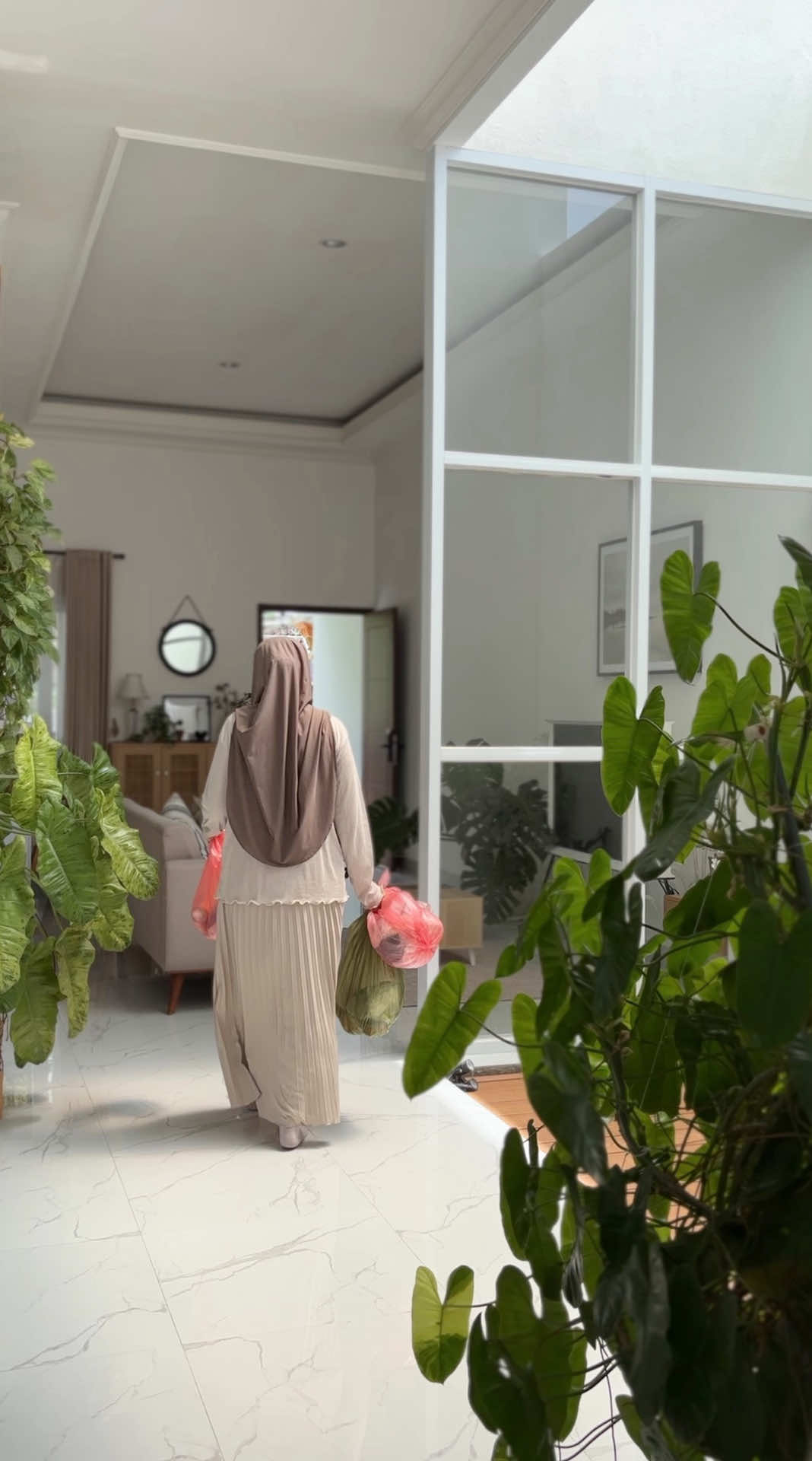 Sepele tapi kalau asal asalan malah bikin rumah bau sampah, hmm jangan yaa 👋🏻 🧺 link bio “Random Things” no 14 🔗 Jadi biar penghuni rumah tetap nyaman dan rumah bebas bau, harus pilih yg tepat untuk plastik sampah dirumah. Jujurly aku udah 1 tahun ini pakai plastik / kantong sampah wangi degradable dari @PACKBAG.ID . Sampah dapur yg seringnya sampah basah aku pakai jenis Greecle, aroma lemongrass yg bisa membantu mengurangi semut dan lalat.  Jenis kantong sampah wangi yg lainnya juga ada. Pilihan aromanya wangi wangi semua, kusukaa 🫶🏻 PACKBAG ID, A better option untuk rumah bebas bau ✨ Btw Packbag ID jugamenerima reseller ya 👌🏻 #packbagid #kantongsampahwangi  #inspirasirumah 