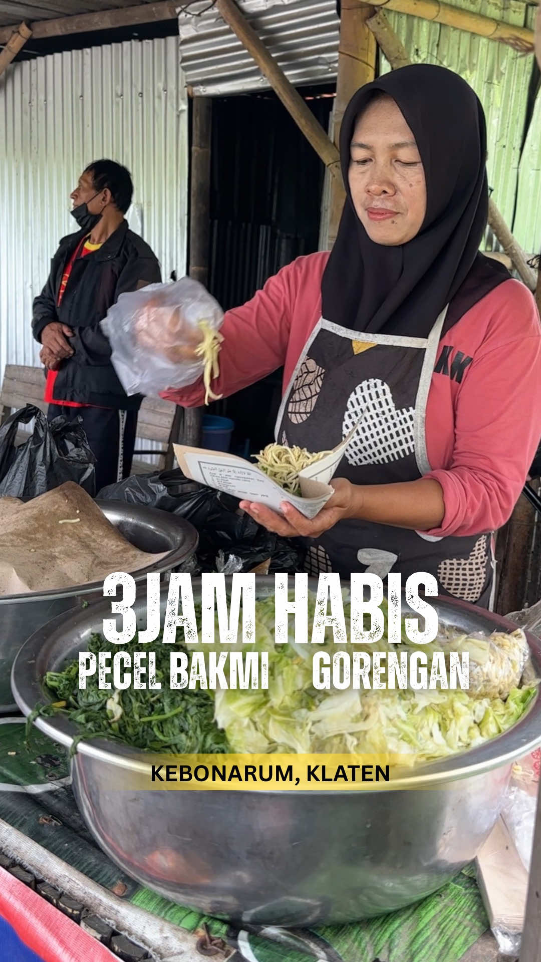 Weh buka 3jam aja busa ludes pecel bakmi gorengan ne bahkan ampe rebutan gorengan seru pol… cobain ya kalau lewat, lokasinya di akhir vidio ya 🙏🏻 #pecel #gorengan #kebonarum #kulinerklaten #klaten 