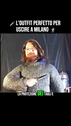 Milano, 2025. Non serve più il profumo… serve la corazza. ⚔️ Tra un cocktail e un coltello, l’importante è avere l’outfit giusto 😅 #Milano #Sicurezza #SatiraItaliana #Ironia #VitaNotturna         