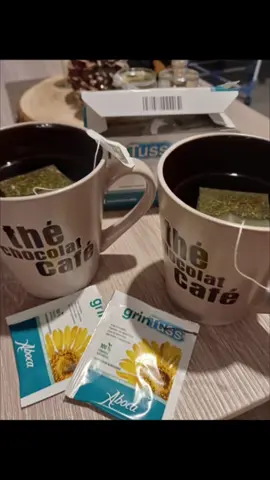 Ce moment, je le dédie à ma fille Clarice 💚 Clarice a une voix douce, mais fragile. Elle la perd souvent, surtout quand les saisons changent ou que les journées sont bien remplies. Alors aujourd’hui, on s’est accordé un moment rien qu’à nous, autour d’une tasse de tisane Grintuss herbal tea @Aboca Life  Composée d’ingrédients 100 % naturels comme le plantain, le grindélia et le thym, cette infusion est parfaite pour apaiser les voies respiratoires et offrir un vrai moment de réconfort. Douce, enveloppante, et bienfaisante, elle nous a permis de passer un très bon moment à deux, à papoter et à profiter de l’instant. Un petit geste simple, mais plein de douceur, pour prendre soin de soi naturellement 🌿 Et vous, avec qui partageriez-vous une tisane Grintuss ? #GrintussTisane #CercleAbocaLife #ExperienceAbocaLife #CollaborationCommerciale #Publicité  @abocafr @aboca