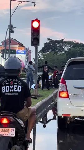 Dikasih senam dulu sama pak poll👮🏽‍♂️🫡😅  #polisi #tilangpolisi #polisiindonesia🇮🇩 #rambulalulintas 