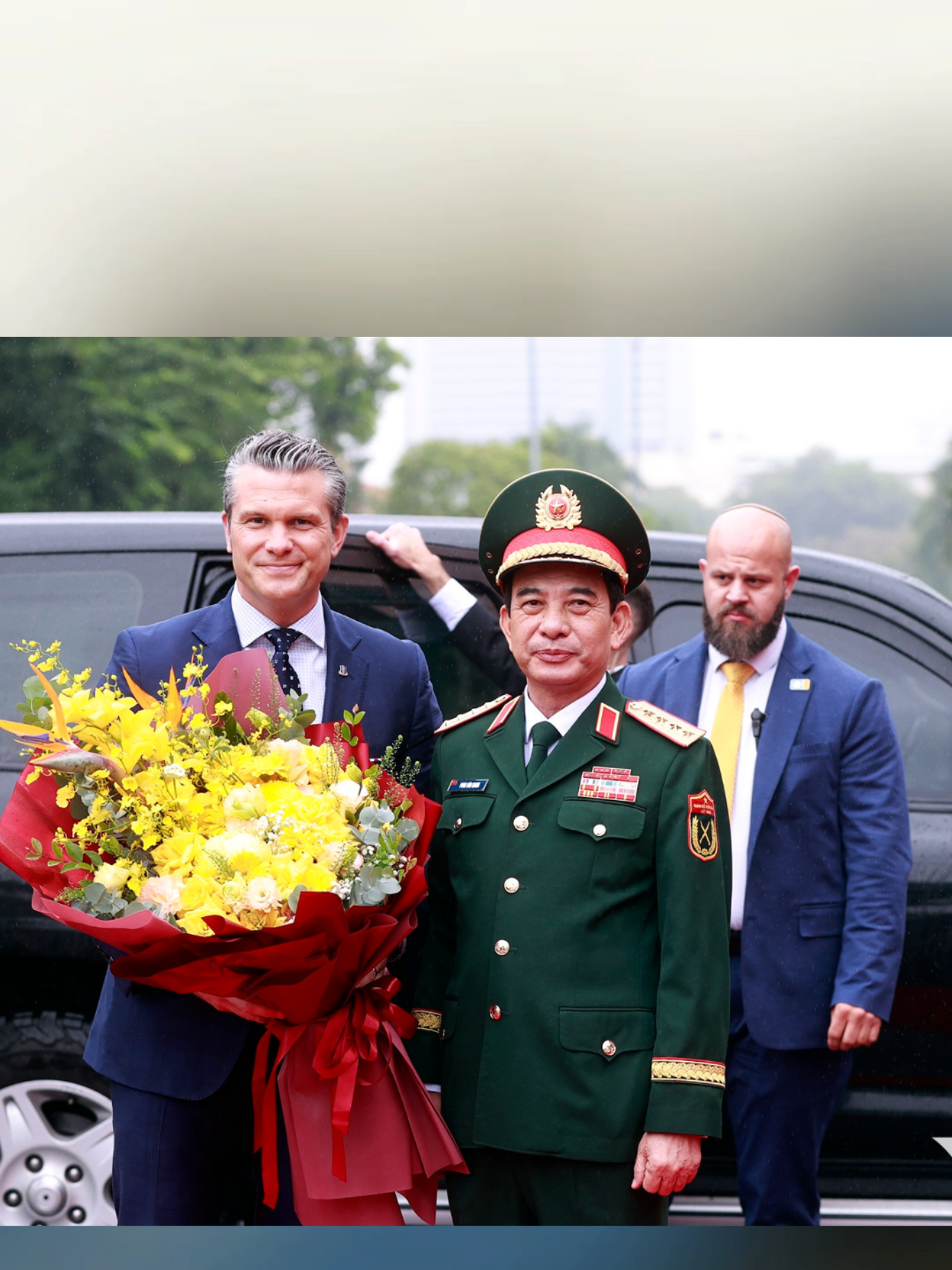 ⏰ Chiều nay 2/11 tại Bộ Quốc phòng 🇻🇳, Đại tướng Phan Văn Giang long trọng chủ trì lễ đón Bộ trưởng Chiến tranh Mỹ 🇺🇸 Pete Hegseth đang thăm chính thức Việt Nam. Chuyến thăm diễn ra đúng dịp kỷ niệm 30 năm quan hệ ngoại giao Việt – Mỹ và 2 năm thiết lập Đối tác chiến lược toàn diện, thể hiện sự tin cậy và hợp tác ngày càng sâu sắc giữa hai nước 🤝🎖️ Hai bên đã duyệt đội danh dự, hội đàm, tham quan triển lãm ảnh hợp tác quốc phòng và ký kết bản ghi nhớ khắc phục hậu quả chiến tranh, góp phần thúc đẩy hòa bình và phát triển bền vững 🌿🕊️ #🇻🇳🤝🇺🇸 #ViệtMỹ #PhanVanGiang #PeteHegseth #QuanHeDoiTacChienLuocToanDien 