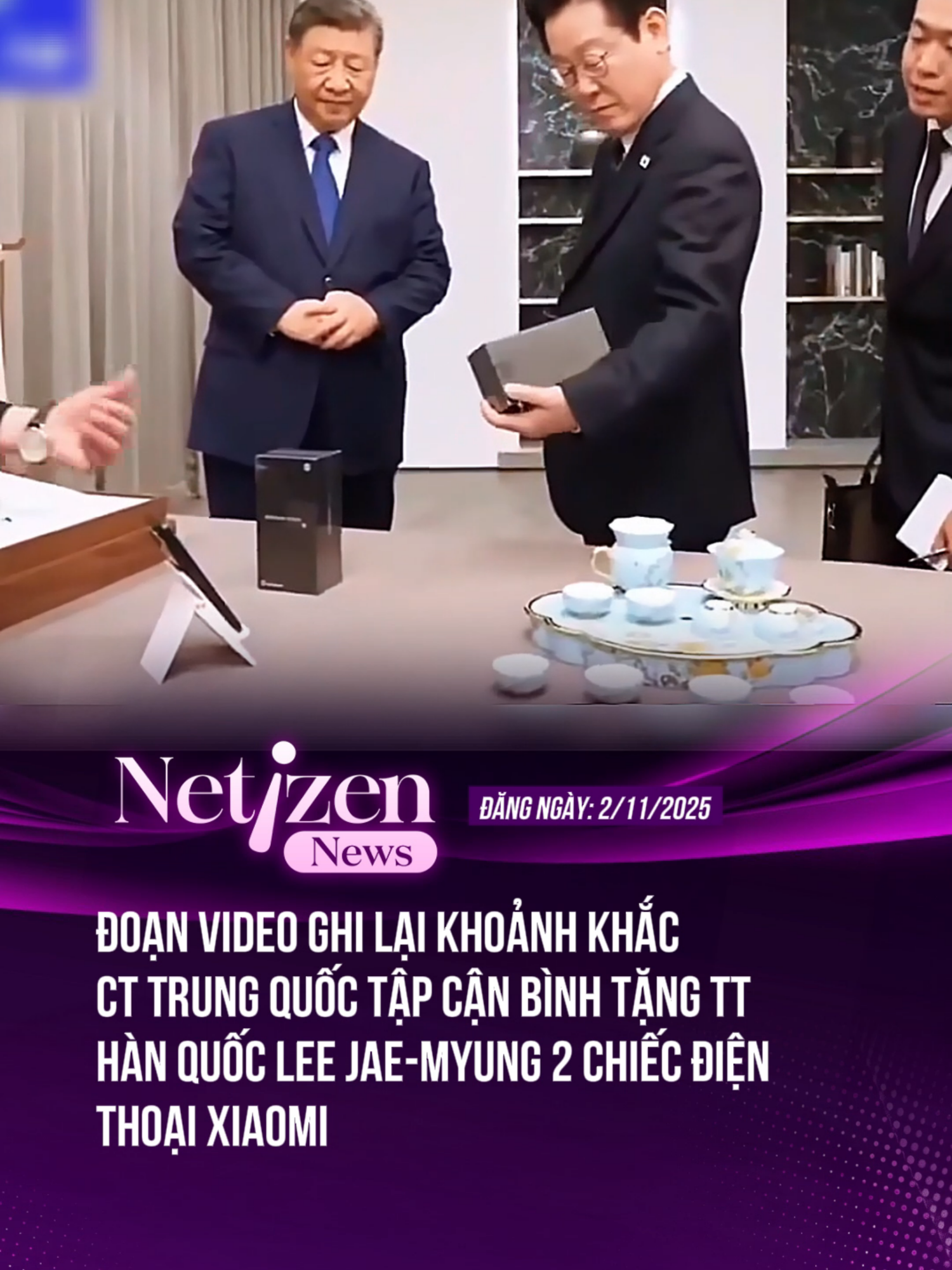 Đoạn video ghi lại khoảnh khắc Chủ tịch Trung Quốc Tập Cận Bình tặng Tổng thống Hàn Quốc Lee Jae-myung 2 chiếc điện thoại Xiaomi #netizenews #tintuc