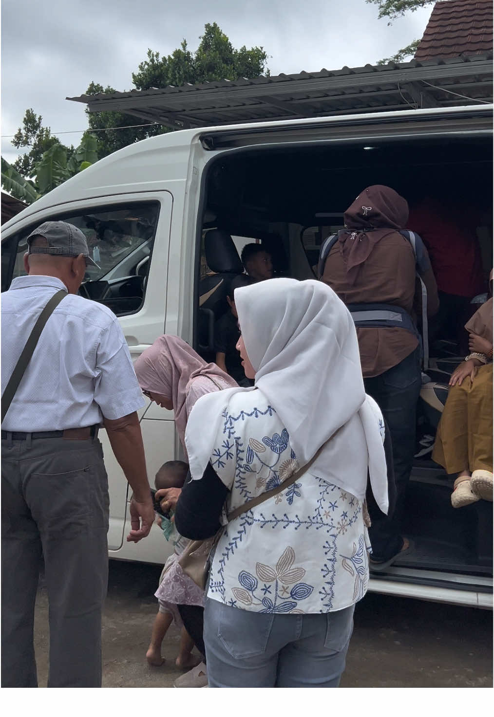 Ready For Rent  Hiace Premio  • 14 Seat (Rimba Kencana) • ⁠Reclining Seat • ⁠Smart TV • ⁠Audio Karaoke • ⁠USB Charger Type B • ⁠Safety Belt • ⁠Palu Pemecah Kaca • ⁠P3K WhatsApp & Call • 085875398618 Official Social Media  • Instagram : @hiacejatinom • TikTok : @hiacejatinom #rentalmobilklaten #sewahiaceklaten  #sewahiacejogja #sewahiacesolo #sewaelfklaten 