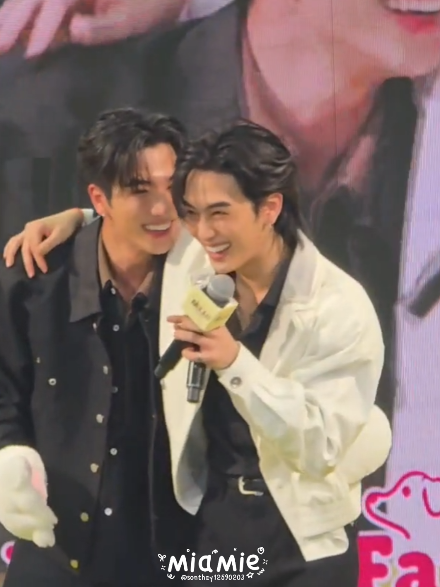 แกจะจุ๊บน้องตรงนี้เลยหรอ #เพิร์ธแซนต้า #PerthSanta #perthtanapon #Santapp 