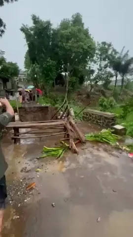 innalilahi setelan hujan angin jembatan roboh🥺🥺 Alhamdulillah nya ga ada korban jiwa, smoga kita slalu dalam lindungan Allah SWT Aamiin🤲🤲  l #jembatanroboh #sukabumi #hujanangin #kdm #fyp 