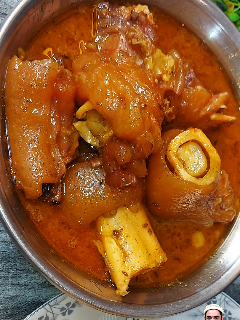 Mazedar Beef Paye 🔥 Desi Zaiqa 😋 Beef Paye Ki Recipe | Bakra Eid Recipe |Eid Ul Adha Recipe 🫠 Asli desi zaiqa jise dekh kar muh mein pani aa jaye 🤤 Narm gosht, ghadhi yakhni aur masalon ki khushbu — bas ek baar khao, hamesha yaad rakho! Full video yahan dekho 👇 👉 https://youtu.be/G3ts3TSc1wc #beefpaye #desifood #pakistanifood #shairkhanfoods #shorts 