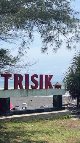 Ke jembatan Pandansimo, jangan lupa mampir sini bolo😊 . . . . #pantaitrisik #wisatajogja #kulonprogo #yogyakarta 