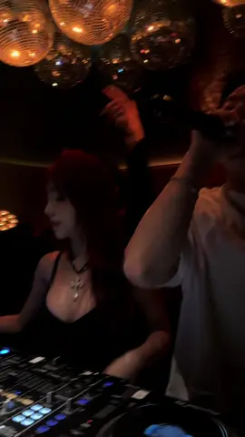 Ai nói DJ chỉ biết đánh nhạc? Cô này đánh gục luôn ánh nhìn 😎