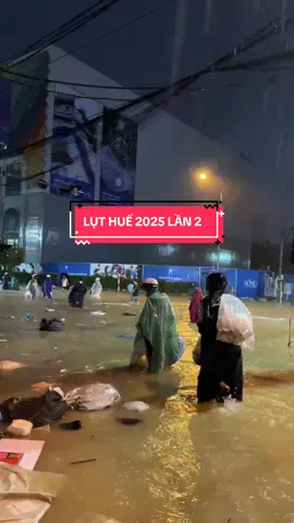 Khi Ông Trời cho bạn 2 quả lũ trong 1 tuần. Tất cả mọi người ra sức kê đồ và thật sự đuối sức khi vừa dọn lũ xong, có nhiều khu vực còn chưa hết nước. Thì hôm nay, lũ tập 2 rồi. Mệt mỏi quá mọi người ơi. Thương Huế quá đi. 1 tuần mất ăn mất ngủ, bây giờ lại tiếp tục rồi. Cầu mong tất cả mọi người đều khoẻ mạnh để còn sức lực mà chống lũ.  Lũ lụt 2025 ở Huế 😓#luthue #luluthue #hue #luthue2025 