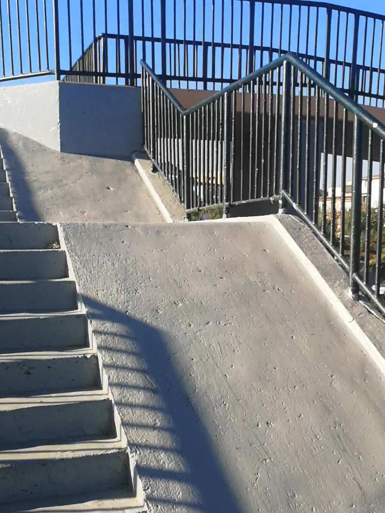 🔴🔴🔴 هدي طريق مخصصة للدراجات، راهي كاينا طريق ثانية للمعاقين فآخر فيديو نشرتو 🔴🔴🔴 . #الجزائر🇩🇿 #algeria #algerie🇩🇿 #dz 