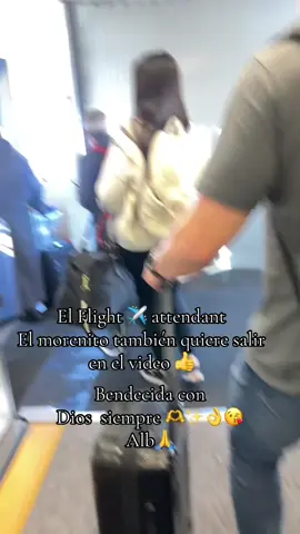 #🥰chaparrita❤ #paratiiiiiiiiiiiiiiiiiiiiiiii❤❤❤fyp   El flight ✈️ attendant en el video también quiere salir 👍