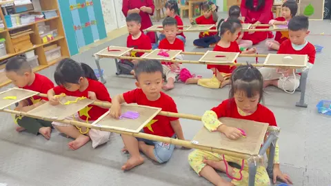 Một tiết học hay giúp trẻ có sự trải nghiệm như 1 thợ thêu đích thực. Giúp trẻ thêm yêu nghề truyền thống của quê hương Việt Nam❤️❤️❤️#mamnon #mầm_non #mamnongiaitri 