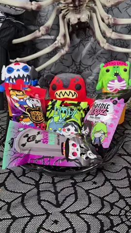 [AD] 🎃Let's some more Kreepy collectibles 👻 💀☠️ Skull Kapz Dead Dapper 💜🖤 Gothic Girlz Dark Divaz  💚🪢 Limbz Adorably Eerie 🪦🧸 Deddy Bears Plush Clip-on Seried 4 Comment which one was your favorite? Thank you @Deddybearsofficial @kreepy.collectibles   #halloween #deddybears #teddy #plush #spooky 