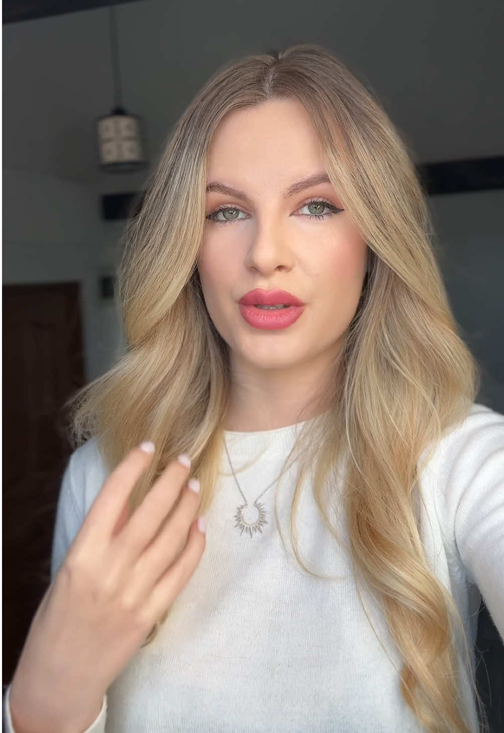 Produsele topice pot ajuta indirect, dar nu fac minuni. De exemplu: Serurile cu cafeină, rozmarin, niacinamidă, biotină sau peptide pot îmbunătăți circulația locală și sănătatea scalpului, ceea ce creează un mediu mai bun pentru creștere; Dar nu pot schimba ritmul natural de creștere (care e în medie 1–1,5 cm/lună). #haircare #hair 