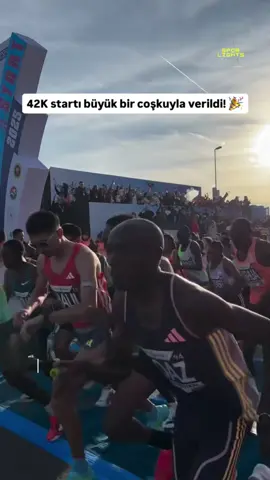 🏃🏻🏻‍♂️ Türkiye İş Bankası 47’nci İstanbul Maratonu koşuldu. 42km’lik yarışta erkeklerde, Kenyalı atlet Rhonzas Lokitam Kilimo 2sa 10dk 12sn’yle, kadınlardaysa 2 sa 26dk 19’la Etiyopyalı sporcu Bizuager Aderra 1’nci oldu. Dünyanın kıtalararası koşulan tek maratonu unvanını taşıyan müsabakaya büyük bir ilgi vardı.  🇹🇷 Nice böyle yarışmalara diyorum ve Türkiye’de koşu kültürünün daha da büyümesini temenni ediyorum. Sporlights’ı takipte kalmanız dileğiyle, sevgi ve saygılarımla, Oğulcan Öner…  #istanbulmaratonu #atletizm #atletizm