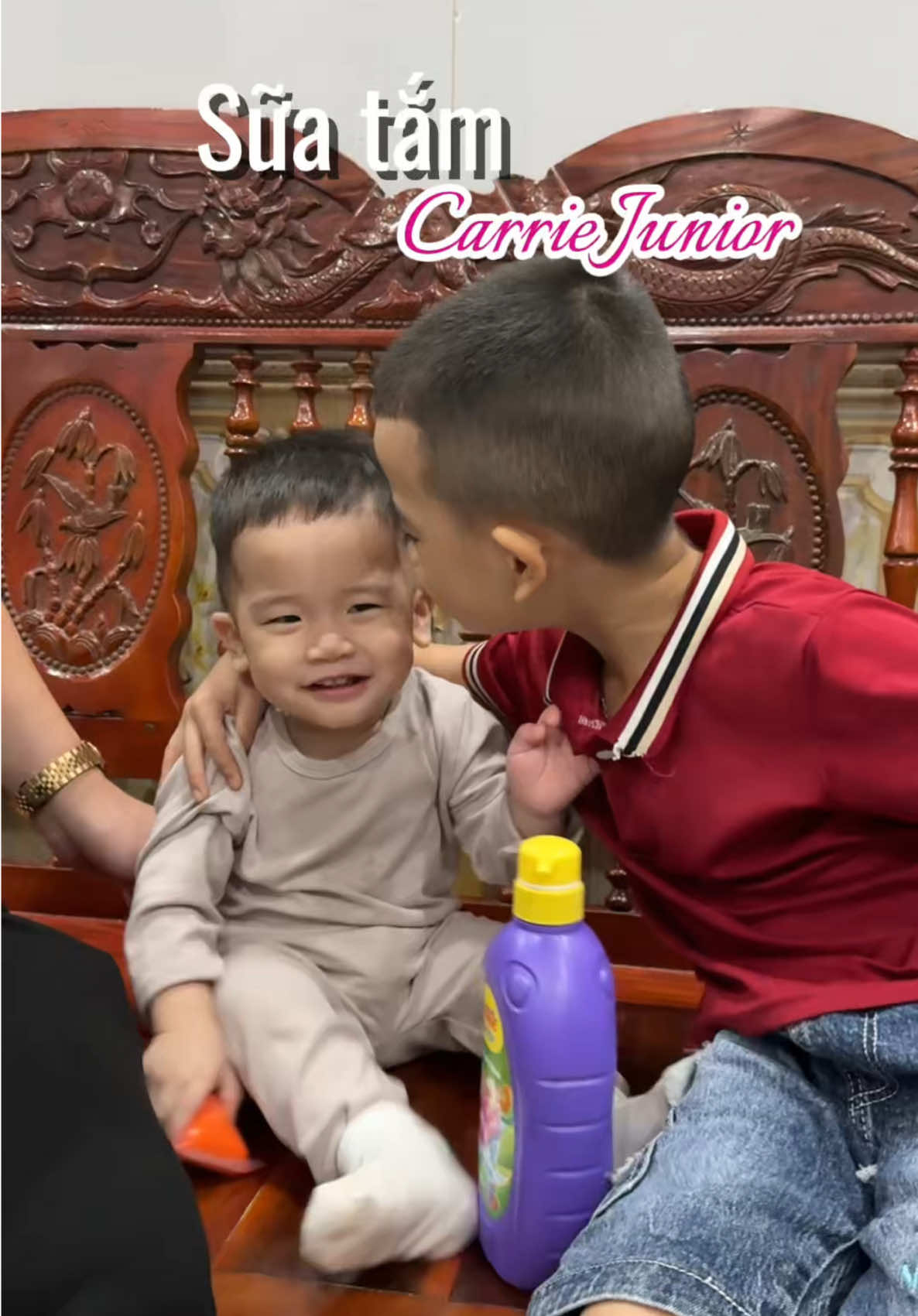 Lâu lâu cho 2 cậu cháu lên sóng, Thóc ngoan lắm ý, rất tình cảm và cưng cháu, xứng đáng đc chị tặng chai sữa tắm thơm mùi nhooo🤣  #mommycoca #suatamchobe #carrie #carriejunior #suatamgoichobe 