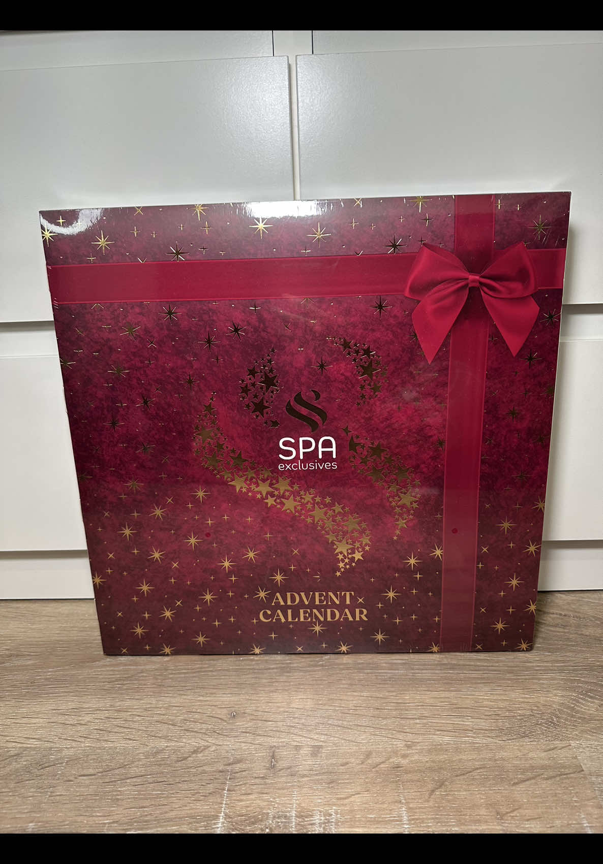 Le calendrier de l’Avent Spa Exclusives vendu chez @actionfrance : - Il s’agit d’un calendrier de l’Avent contenant 24 pièces (autrement dit, 24 jours de surprises).  - Les produits sont des soins pour le corps et le visage : gels douche, bombes de bain, crèmes, gommages, etc...   - Formule végane annoncée.   - Emballage « élégant », bien présenté comme un format cadeau ou pour se faire plaisir.   - Prix très compétitif : 10,95€ en France pour ce format. - Le calendrier ne semble pas contenir de maquillage mais plutôt des soins. #calendrierdelavent #calendrierdelavent2025 #action #fyp #pourtoii 