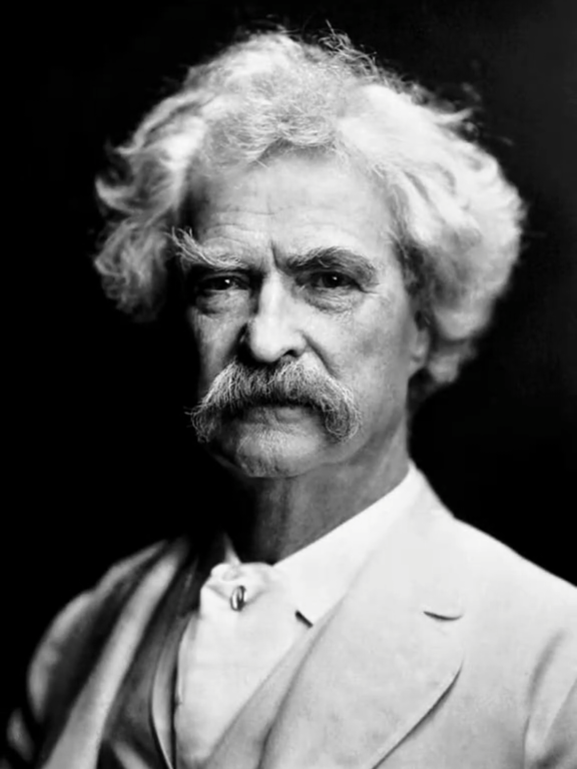 مارك توين (Mark Twain) هو الاسم الأدبي للكاتب الأمريكي صموئيل لانغهورن كليمنز (Samuel Langhorne Clemens)، وُلد في 30 نوفمبر 1835 في ولاية ميزوري بالولايات المتحدة، وتوفي في 21 أبريل 1910. يُعدّ مارك توين أحد أعظم الأدباء الأمريكيين وأكثرهم تأثيراً في الأدب العالمي. 🖋️ نبذة مختصرة: المهنة: كاتب، روائي، صحفي، ومحاضر. اللقب: “أبو الأدب الأمريكي الحديث”. أسلوبه: يجمع بين السخرية، الحكمة، والواقعية، ويتميز بقدرته على كشف نفاق المجتمع ومشكلاته بأسلوب فكاهي عميق. 📚 أبرز أعماله: 1. مغامرات توم سوير (The Adventures of Tom Sawyer) – 1876 قصة فتى شقي يعيش على ضفاف نهر المسيسيبي، تعكس روح الطفولة الأمريكية. 2. مغامرات هاكلبري فن (The Adventures of Huckleberry Finn) – 1884 تُعتبر من أعظم الروايات الأمريكية، تناولت قضايا الحرية، العنصرية، والنفاق الاجتماعي بأسلوب ساخر وواقعي. 3. الأمير والفقير (The Prince and the Pauper) – 1881 رواية عن تبدّل الأدوار بين أمير وفقير، تحمل رسالة عن العدالة والمساواة. 💬 من أشهر أقواله: “الإنسان هو الحيوان الوحيد الذي يخجل، أو ينبغي أن يخجل.” “من الأفضل أن تصمت ويظن الناس أنك أحمق، من أن تتكلم وتؤكد ذلك.” “لا أحد يمكنه أن يخدعك بقدر ما تخدع نفسك.” 🌍 أثره: مارك توين كان أكثر من مجرد كاتب؛ كان ناقداً للمجتمع والسياسة والدين في عصره. استخدم الضحك كسلاحٍ للحقيقة، وخلّد اسمه كرمزٍ للحرية الفكرية والصدق الأدبي.