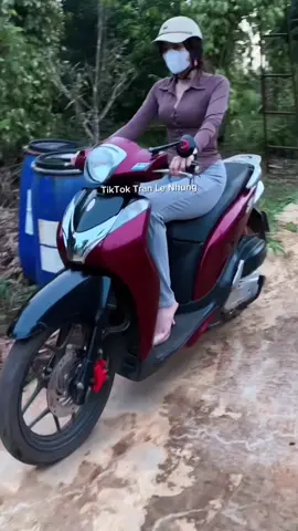 Nhà đang vào mùa thu hoạch cà phê, nên chiều về phải ra rẫy ngủ lại để tiện trông coi.