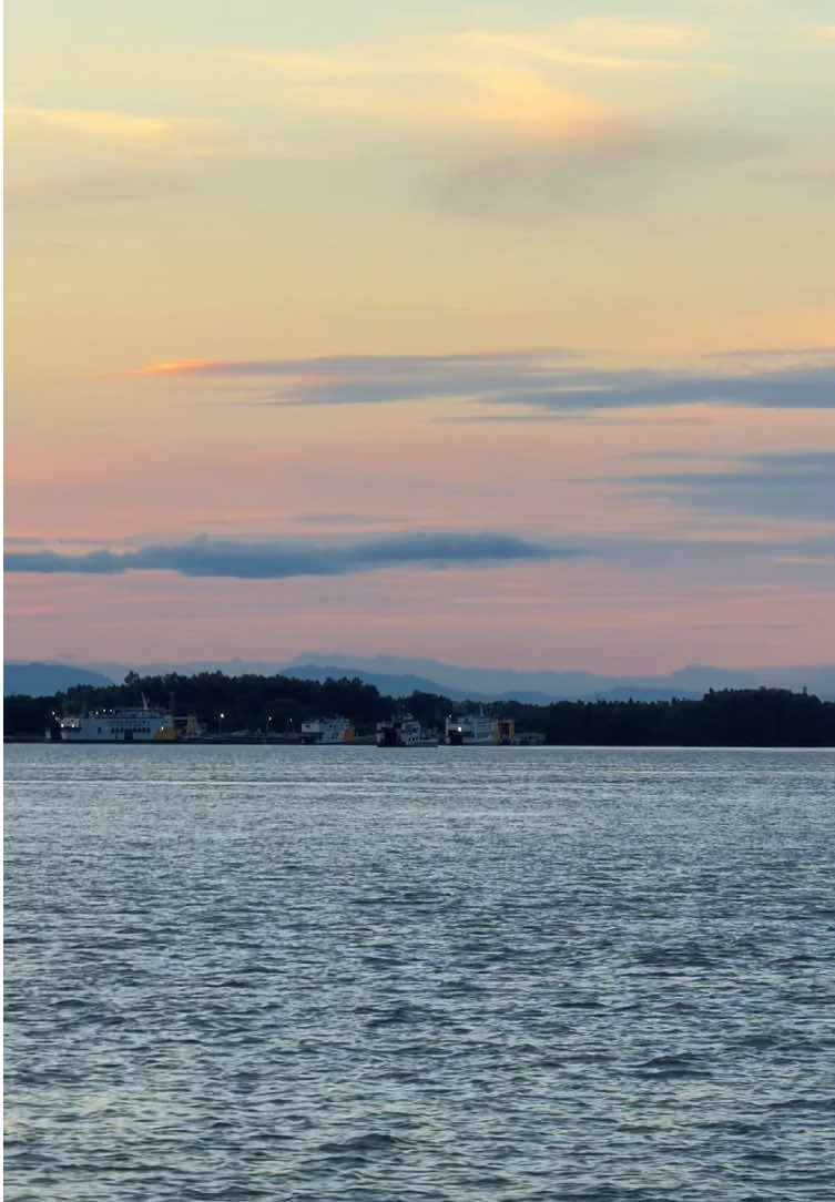 Ferry batulicin - tanjung serdang sore ini.. testing zoom ip 17 pro.. MasyaAllah