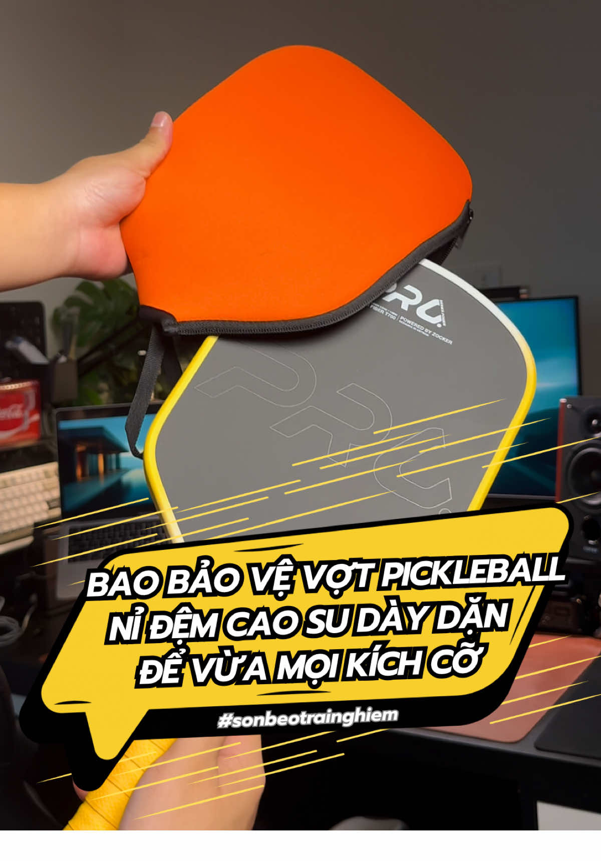 Toàn dùng vợt xịn chả lẽ anh em tiếc vài chục để bảo vệ mặt vợt #pickleball Bao được làm bằng nỉ đệm cao su dày dặn. Khoá kéo gân không lo xước cạnh vợt. Quăng quật mang đi hay để vài con trong balo yên tâm hẳn. Bẩn thì giặt dùng còn lâu mới hỏng #sonbeotrainghiem #baovevotpickleball 
