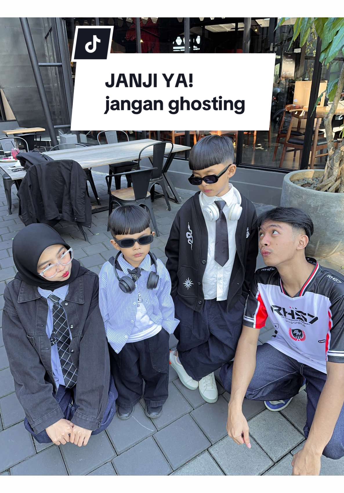 kita usahakan outfit senada setelah punya anak itu yaa! 😎 #outfitideas 