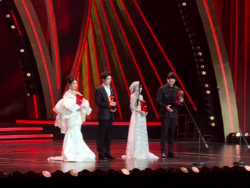 CONGRATS🎉🎊 🏆 BAI XINYI, ZHU YIWEI, YANG YILU, YULONG.  Memenangkan Penghargaan🏆 Pasangan Paling Menggetarkan Tahun ini!  