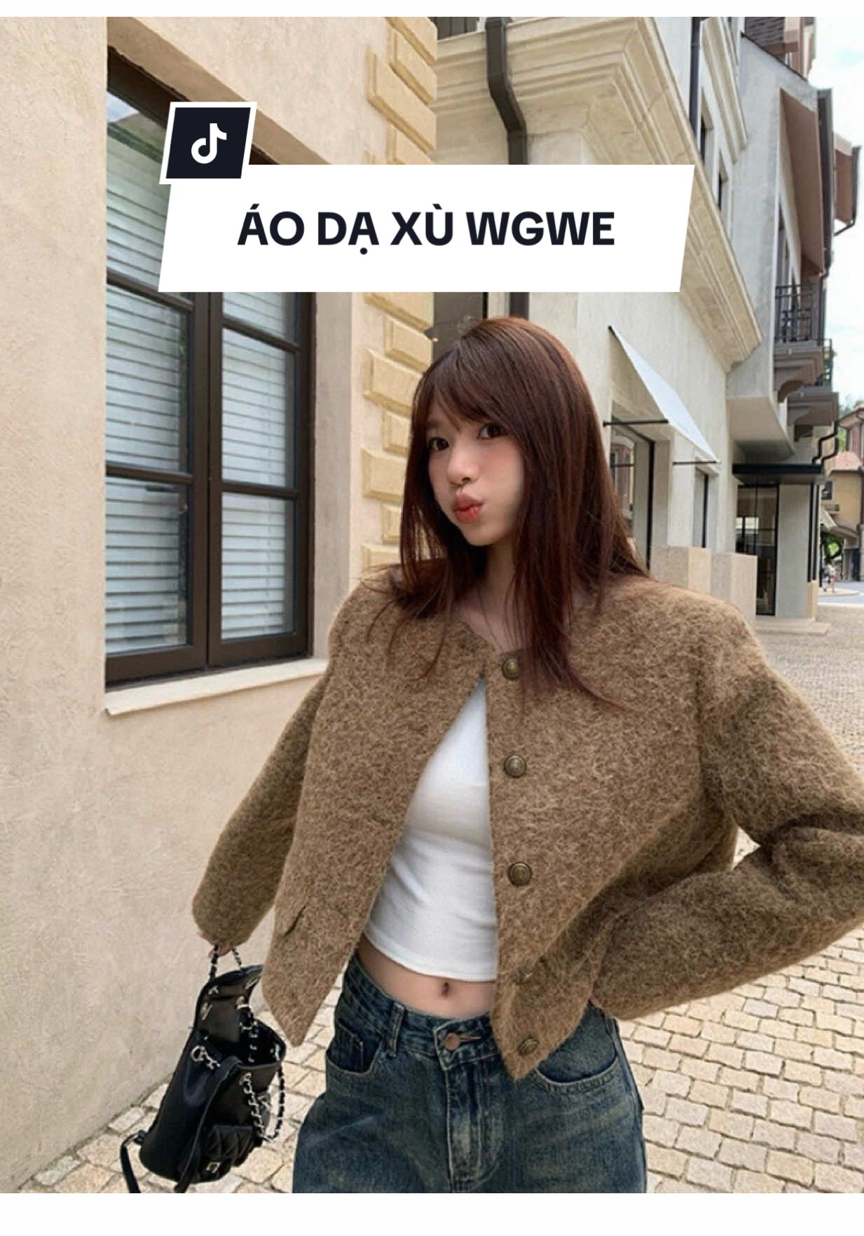 Siêu phẩm em áo dạ xù nhà wgwe chic về hàng rồi nha. Ce hỏi hoài nay lên clip cận chất luôn. Áo kèm móc bọc chống bụi , áo có đệm vai, cúc đồng , chất siêu dày dặn. Mà giá thì hết hồn chỉ có 3xx thôi nha 😒 #xuhuong #aokhoacda #wgwe #aokhoacmuadong #aolen 