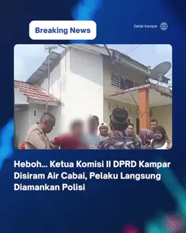 Heboh... Ketua Komisi II DPRD Kampar Disiram Air Cabai, Pelaku Langsung Diamankan Polisi Aksi mengejutkan terjadi ditengah acara syukuran warga di Perumahan Mutiara Mas, Desa Pandau Jaya, Kecamatan Siak Hulu. Seorang pria, yang diketahui bernama Joko (38) tiba-tiba menyiram air cabai ke wajah Ketua Komisi II DPRD Kampar, Toni Hidayat, saat sedang makan bersama warga. Kejadian ini sontak membuat suasana acara sempat ricuh. Peristiwa terjadi sekitar pukul 10.00 WIB, Minggu (2/11/2025). Pelaku langsung diamankan oleh pihak kepolisian. Pihak korban, Toni Hidayat yang berasal dari Partai Demokrat juga telah membuat laporan polisi. Kasat Reskrim Polres Kampar, AKP Gian Wiatma dalam keterangannya kepada media mengatakan, pelaku datang ke acara syukuran warga RT setempat dan bertindak seolah-olah tidak mencurigakan. “Setelah acara makan bersama, pelaku mendekati korban, pura-pura terjatuh, lalu menyiram sisa soto yang dicampur air cabai ke wajah korban,” jelas AKP Gian.  Polisi masih memeriksa pelaku dan mendalami motif dibalik aksi tersebut. Apakah ada latar belakang pribadi atau gangguan kejiwaan. #kamparviral #komisi2dprri  #viral #viral #komisi2