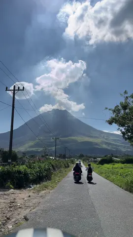 Dia indah seperti inii #fyp #sinabung 