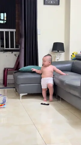 Ăn xong đợi bà già tắm, tranh thủ đứng chút cho tan mỡ bụng🤭#shinngoannhe #embedangyeu 