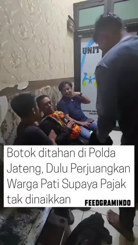 Dua pentolan Masyarakat Pati Bersatu (MPB), Teguh Istiyanto dan Supriyono alias Botok Pati saat ini ditahan di Polda Jateng usai ditetapkan menjadi tersangka. Keduanya terancam 9 tahun penjara. Teguh dan Botok menjadi tersangka usai nekat memblokir Jalan Pantura Pati-Rembang setelah menggelar demo pengawalan sidang paripurna pemakzulan Bupati Pati Sudewo. Mereka kesal lantaran Bupati Pati Sudewo gagal dimakzulkan oleh Dewan Perwakilan Rakyat Daerah (DPRD) Kabupaten Pati, Jumat (31/10/2025) lalu. Kapolresta Pati Kombes Pol Jaka Wahyudi menjelaskan pihaknya menjerat keduanya dengan pasal berlapis. Yakni Pasal 192 ayat (1) KUHP tentang menghalangi atau merusak jalan umum. ”Dengan ancaman pidana hingga 9 tahun penjara, atau hingga 15 tahun bila mengakibatkan bahaya besar dan kematian,” ujar Kombes Pol Jaka Wahyudi berdasarkan keterangan tertulis yang diterima Murianews.com, Minggu (2/11/2025). Selain itu, keduanya juga dijerat Pasal 160 KUHP mengenai penghasutan dengan ancaman pidana hingga 6 tahun, Pasal 169 ayat (1) dan (2) KUHP tentang keikutsertaan dalam perkumpulan yang bertujuan melakukan tindak pidana dengan ancaman pidana hingga 6 tahun penjara. ”Serta Pasal 55 KUHP terkait perbuatan dilakukan bersama-sama. Proses penyidikan meliputi gelar perkara, pemeriksaan saksi, penyitaan barang bukti, hingga penetapan tersangka dan penahanan,” ungkap dia. Dalam perkembangan terbaru, perkara ini kemudian diambil alih oleh Polda Jawa Tengah untuk proses penyidikan lebih lanjut Artikel ini telah tayang di Murianews.com dengan judul 