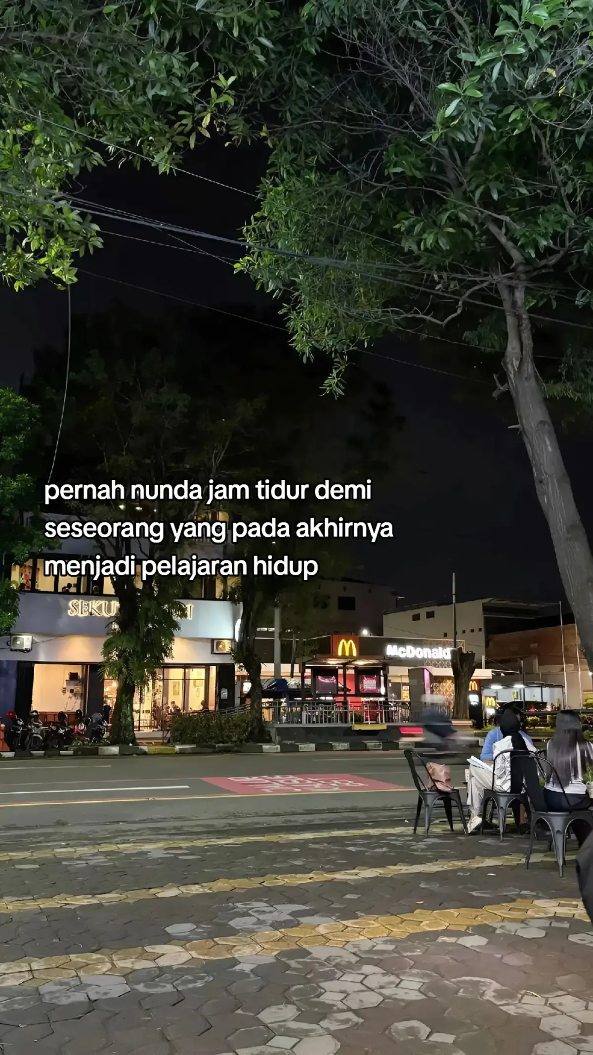 Pisang krispi! Berikut resep dan cara membuat pisang krispi sederhana: Bahan: 2-3 buah pisang (tanduk atau kepok) 100 gram tepung terigu 1/2 sdt garam 1/4 sdt baking powder 1/4 sdt vanila bubuk (opsional) Minyak goreng secukupnya Cara membuat: 1. *Siapkan pisang*: Kupas pisang, iris tipis-tipis. 2. *Buat adonan*: Campur tepung terigu, garam, baking powder, dan vanila bubuk. Tambahkan sedikit air, aduk rata hingga adonan encer. 3. *Celupkan pisang*: Celupkan irisan pisang ke dalam adonan tepung. 4. *Goreng pisang*: Panaskan minyak goreng, goreng pisang hingga krispi dan berwarna keemasan. 5. *Angkat dan sajikan*: Angkat pisang krispi, tiriskan pada kertas penyerap minyak. Sajikan hangat. Tips: Pastikan minyak goreng panas sebelum menggoreng pisang. Jangan menggoreng pisang terlalu banyak sekaligus agar hasilnya krispi merata. Bisa ditambahkan topping seperti cokelat atau keju parut untuk rasa tambahan. Selamat mencoba  #galaubrutal #fyp #foryoupage 