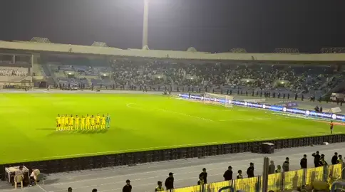 بعد أن صالوا وجالوا في مدرجات الصالات .. هاهو جمهور #الخليج يكتب فصلا جديدا في مدرجات القدم . جمهور وفي يلفت الأنظار في كل الألعاب .. جمهور حقيقي يخرج لتشجيع فريقه من منازل المدينة سيهات للملاعب .