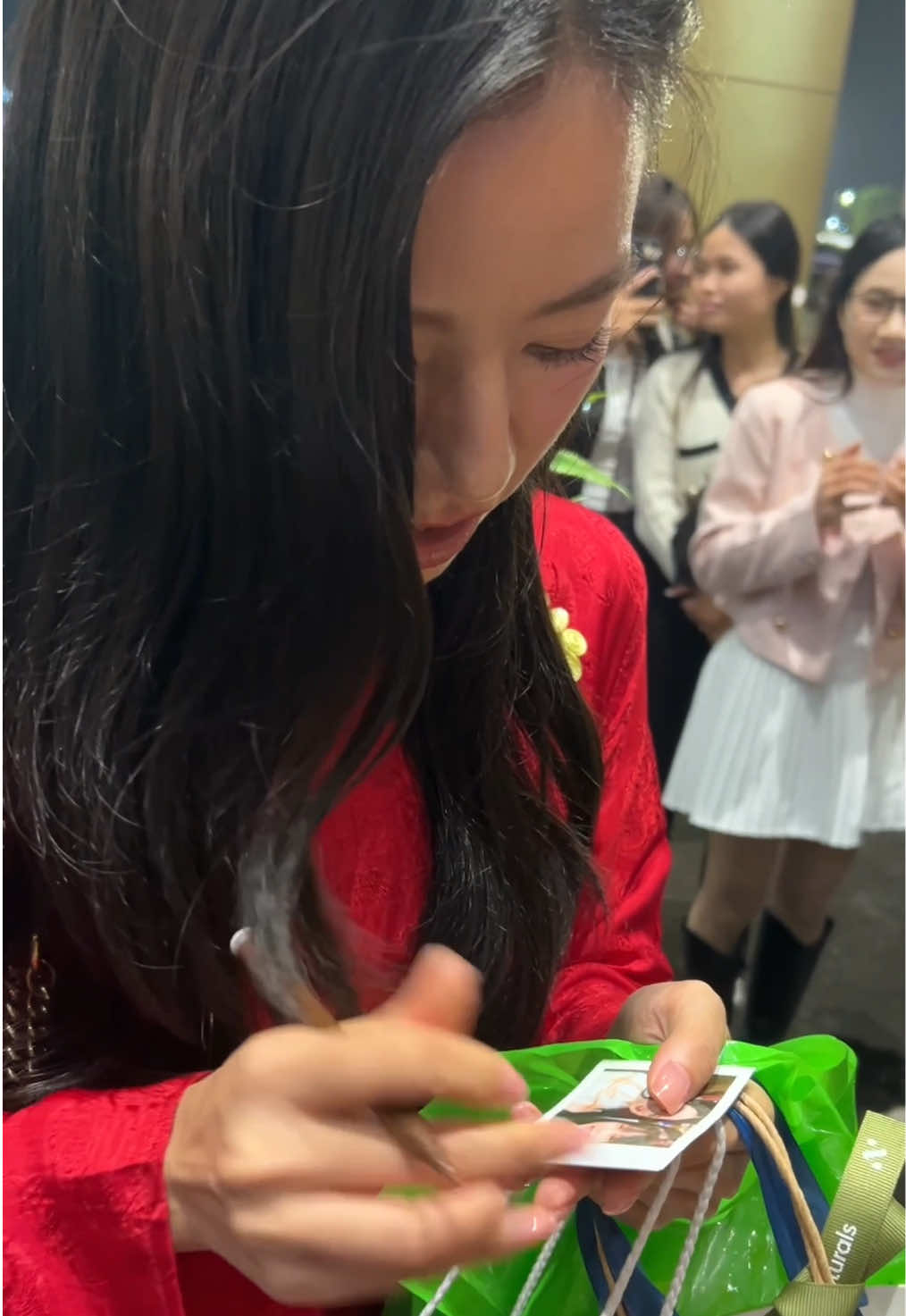 sao mà cưng thế hả chờiiiii @Lê Hạ Anh  #lehaanh #muado #vec #theonguen #yeu 