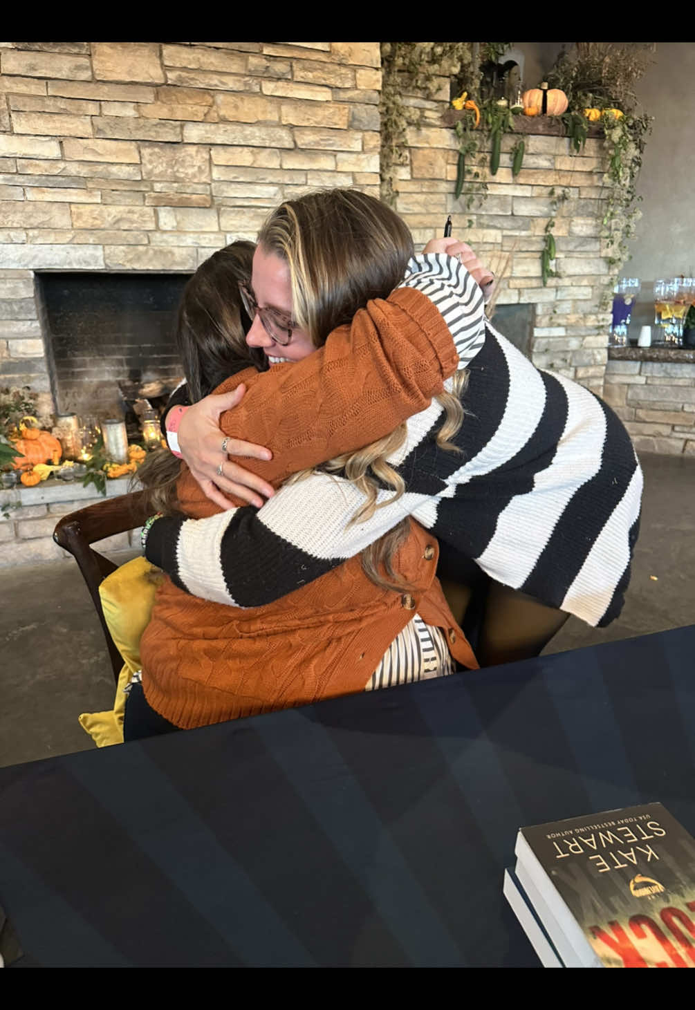 Meeting Kate was a true treat, she is so kind and beautiful 💕  This world she created with The Ravenhood series has brought so many amazing people together and I couldn’t be more blessed to have been a part of it this weekend. *Caw Caw* 🐦‍⬛  Ohio Chapter Raven here saying goodbye to this beautiful town 🥹  #theravenhoodseries #katestewart #weloverainydaysdontwebaby #ravenhoodtrilogy #atasteoftriplefalls 