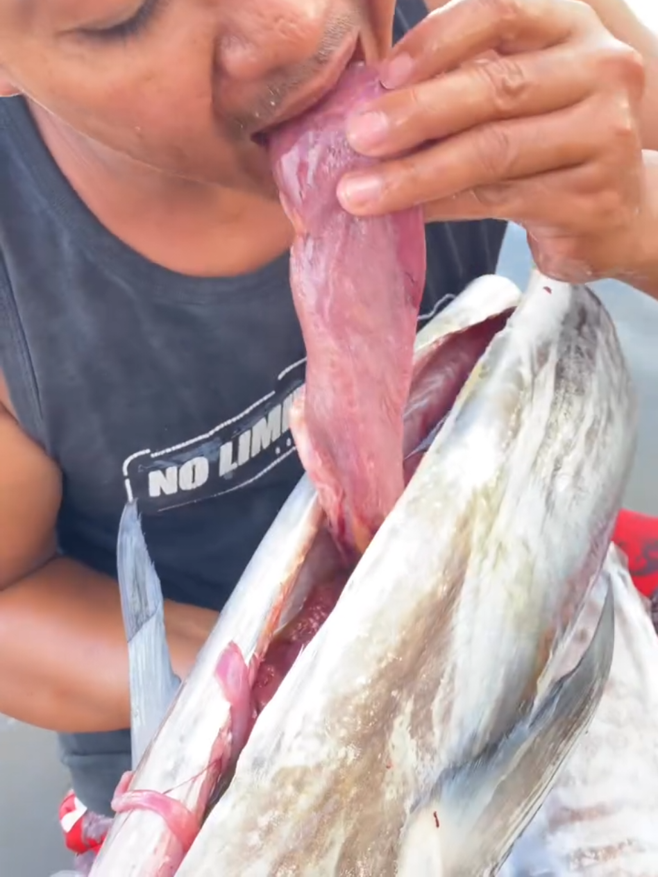 fresh fish 🐳🤤 #fyp #seafood 